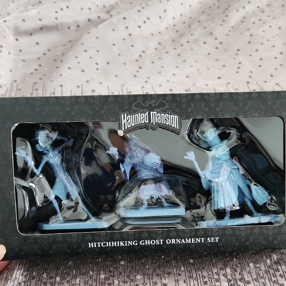 Haunted Mansion Hitchhiking Ghost Ornament Set